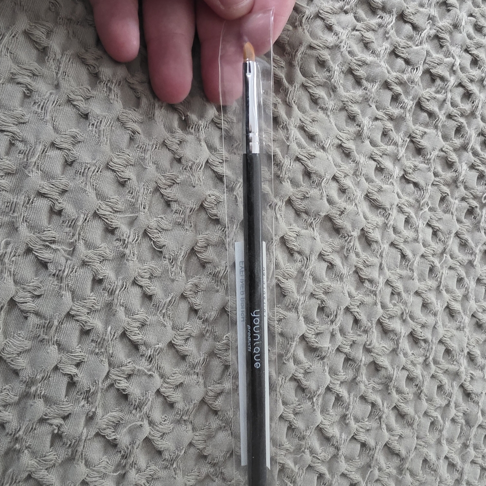 Younique Precision Makeup Brush - Black and Silver